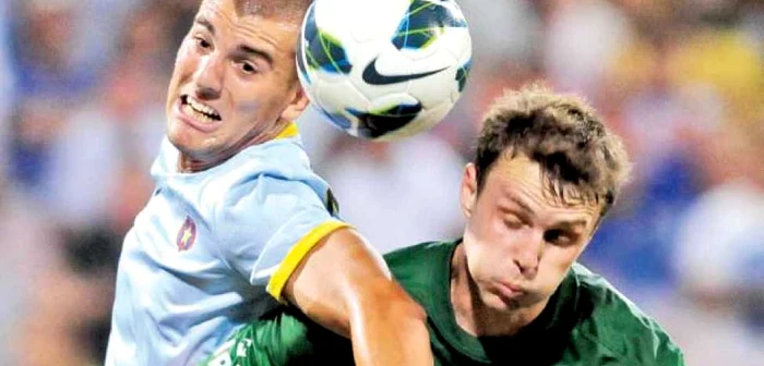 Nikolici (stânga) e anunţat titular în meciul din această seară