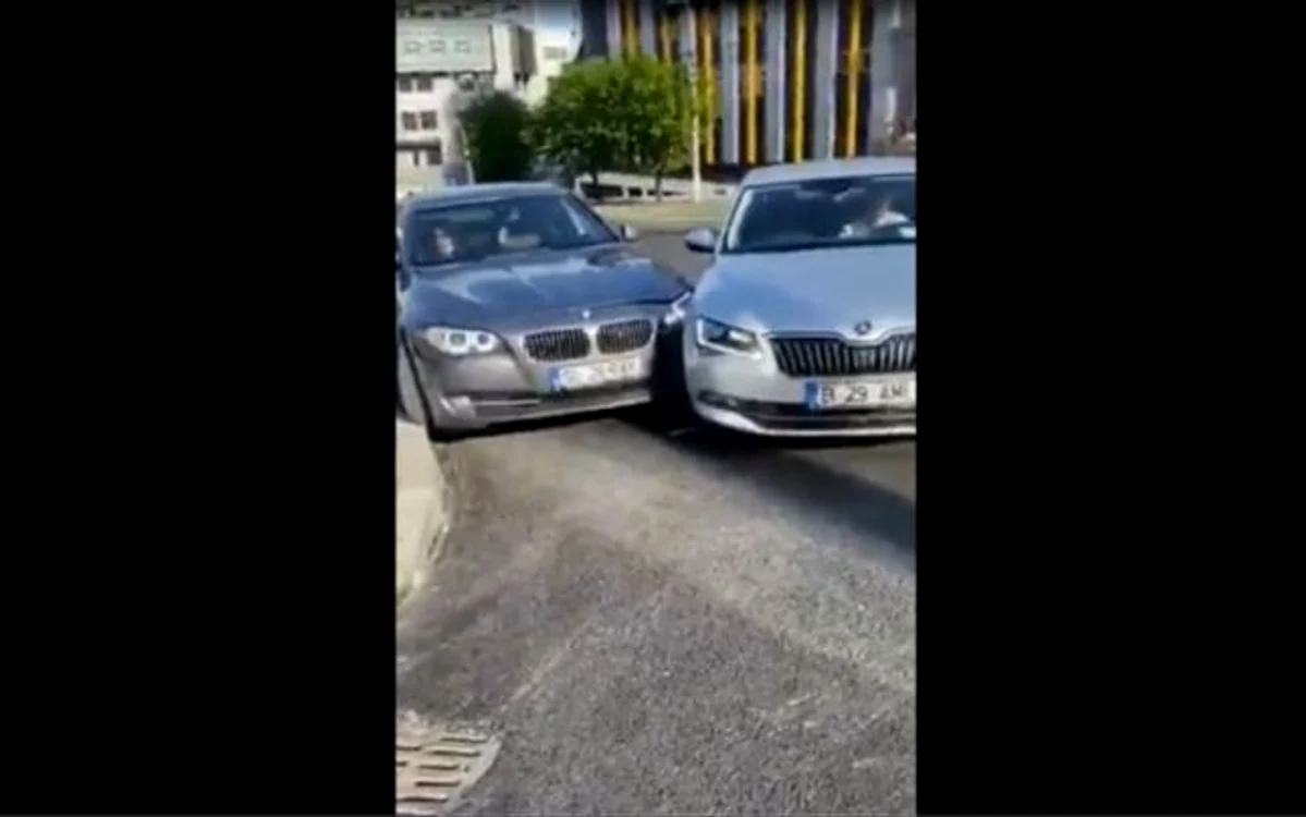 Şoferul de 51 de ani a lovit de mai multe ori maşina în care se află femeia de la care se pare că a pornit conflictul Foto: captură video