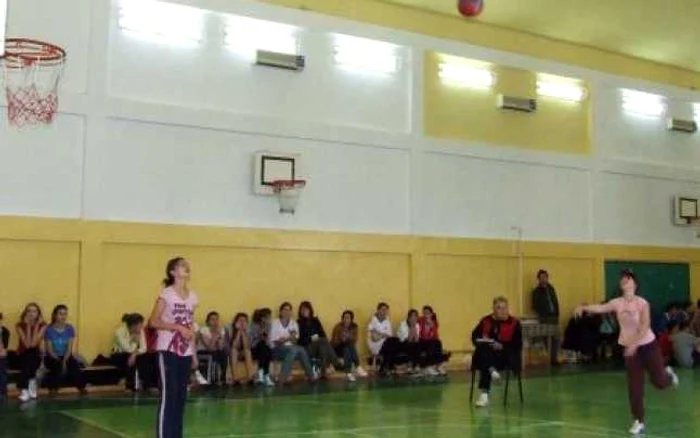 Liceenii nemţeni se întrec la concursul de baschet "Coşul de Aur"