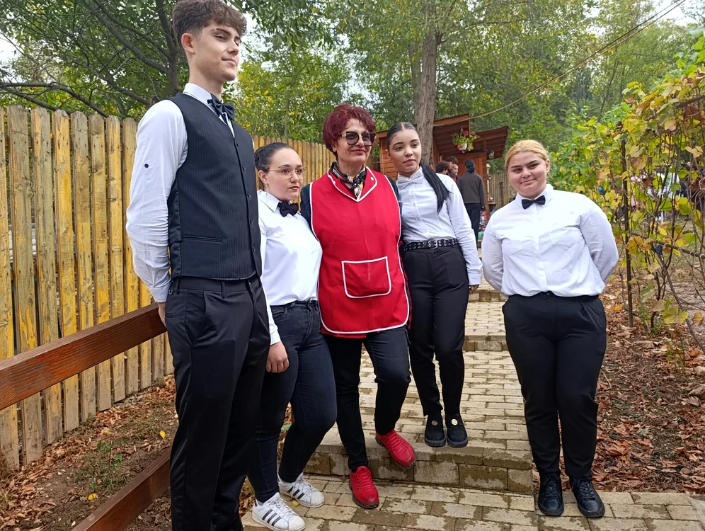 patru_elevi_in_tinuta_de_ospatar-alaturii_de_o_profesoara