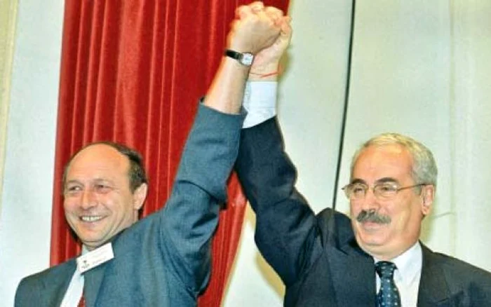 În 2000, alături de Traian Băsescu la Congresul Partidului Popular Român, pe care Radu Vasile l-a condus în acea perioadă Foto: Mediafax