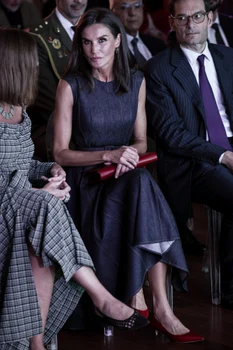 Regina Letizia în rochie denim by Carolina Herrera, cu accesorii roșii. FOTO: Getty Images