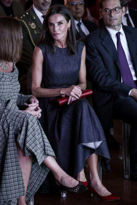 Regina Letizia în rochie denim by Carolina Herrera, cu accesorii roșii. FOTO: Getty Images