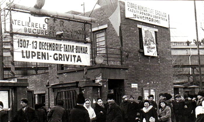 Gheorghe Gheorghiu Dej a participat la marele miting al oamenilor muncii din curtea Atelierelor C.F.R. Grivița, la 16 februarie 1945 (© „Fototeca online a comunismului românesc”, cota: 63/1945)