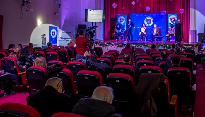 Dezbaterea va fi urmată de o alta, pe comisii. Foto CJ Argeş