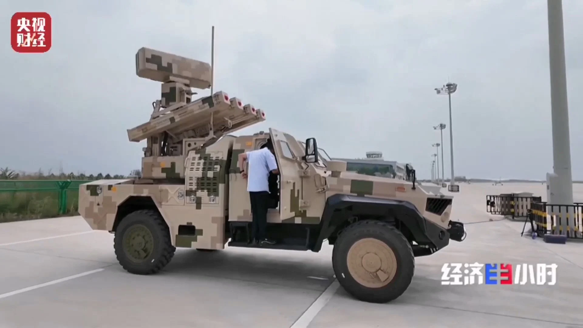 China prezintă un sistem compact de apărare antiaeriană împotriva dronelor, elicopterelor şi rachetelor