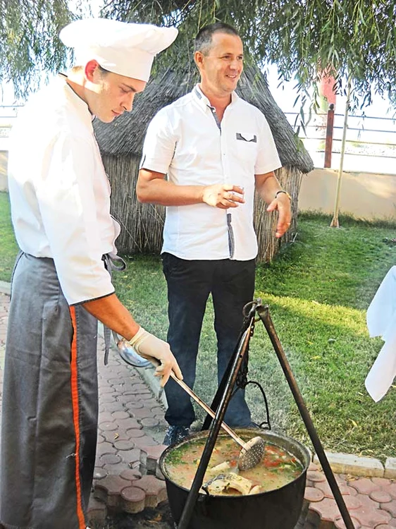 Bucătarii iscusiţi vor face 1.500 de litri de borş de peşte