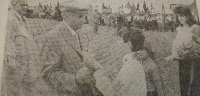 Ion Frăţilă (stânga), într-o vizită a lui Ceauşescu, în august 1989, la Pucheni şi Gherghiţa, relatată de ziarul „Flamura Prahovei“. FOTO Dana Mihai - arhive Biblioteca judeţeană „Nicolae Iorga“ Ploieşti