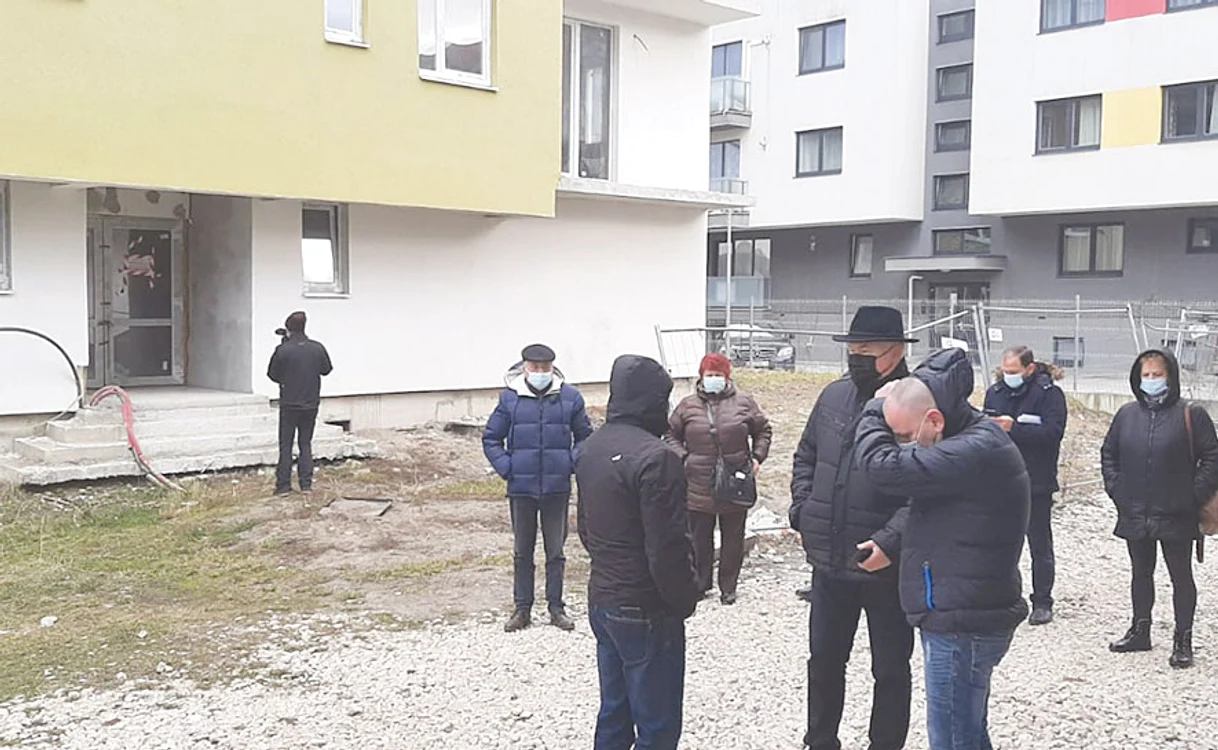 Şi-au cumpărat locuinţele şi n-au voie nici măcar să intre în bloc