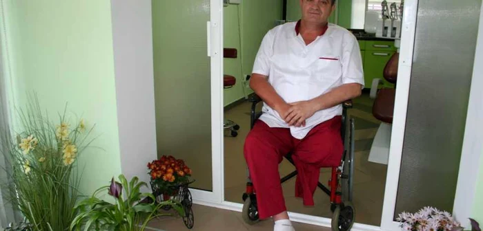 Nicolae Neagu este stomatolog în Focşani  FOTO: Ştefan Borcea