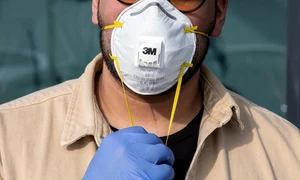 barbat cu masca jpeg