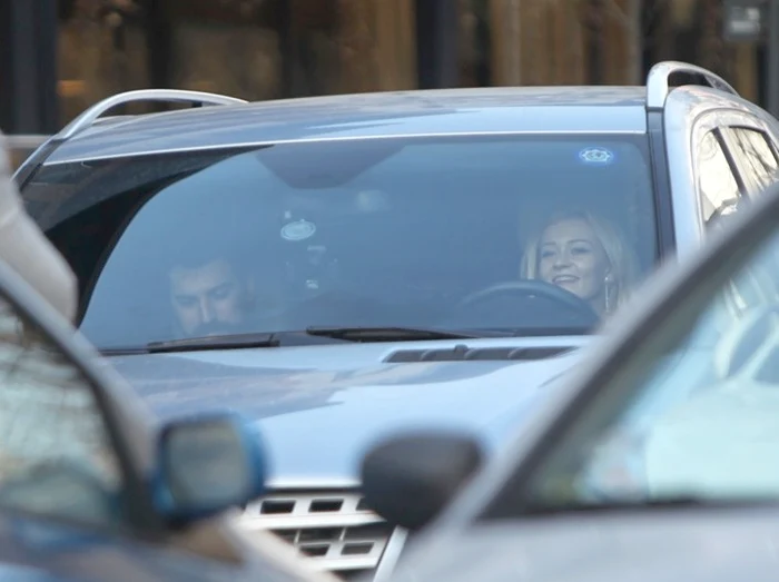 Sandra, pe vremea cand era nu doar asistenta, si şi şoferul lui Tuncay