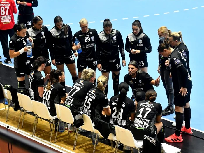 Adrian Vasile, în mijlocul jucătoarelor sale de la CSM BucureștiFOTO: Sportpictures.eu