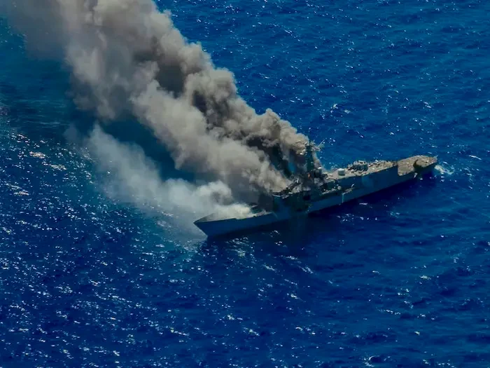 Fregata dezafectată Ingraham în timpul unui exercițiu de scufundare în Oceanul Pacific