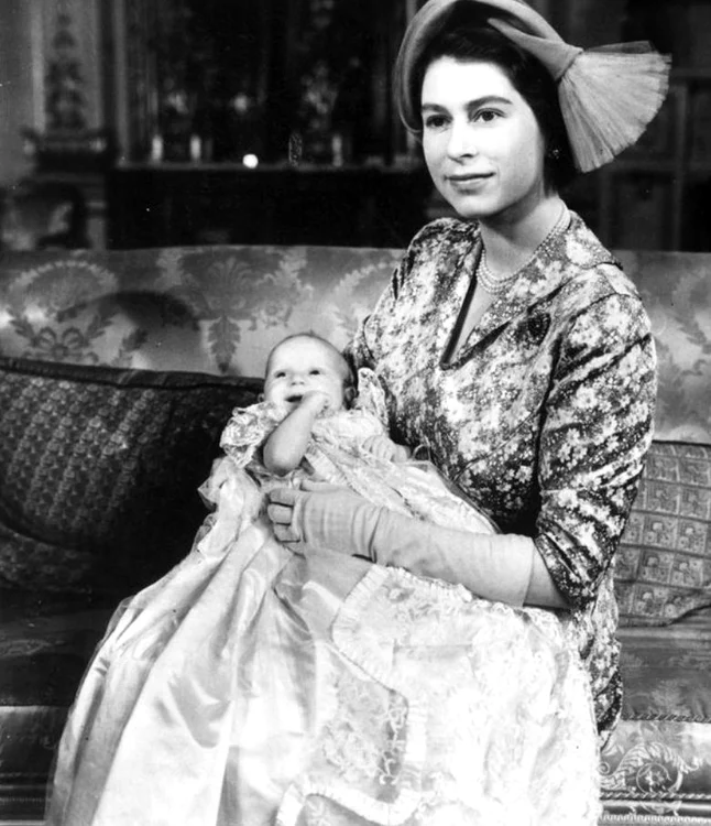 Regina Elisabeta II-a, alături de fiica ei, Prințesa Anne a Marii Britanii, care purta rochița regală de botez 