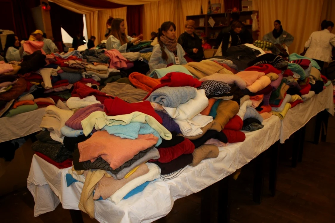 Sumele încasate din vânzarea hainelor şi obiectelor second-hand din 
Teatrul de Vară vor merge şi ele spre proiecte sociale FOTO: Bianca Sara