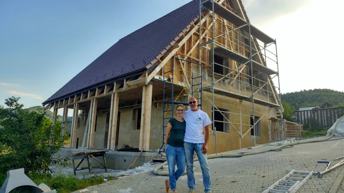 Oana şi Cătălin se vor muta în curând în prima casă construită din cânepă şi var la Sibiel