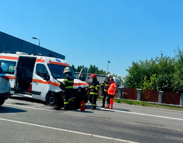 Ambulanță implicată în accident