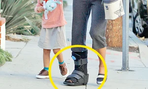 Mamă grijulie,  Halle Berry o  duce pe micuţa  Nahla la şcoală  încălţată cu un  aparat gipsat jpeg