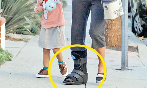 Mamă grijulie,  Halle Berry o  duce pe micuţa  Nahla la şcoală  încălţată cu un  aparat gipsat jpeg