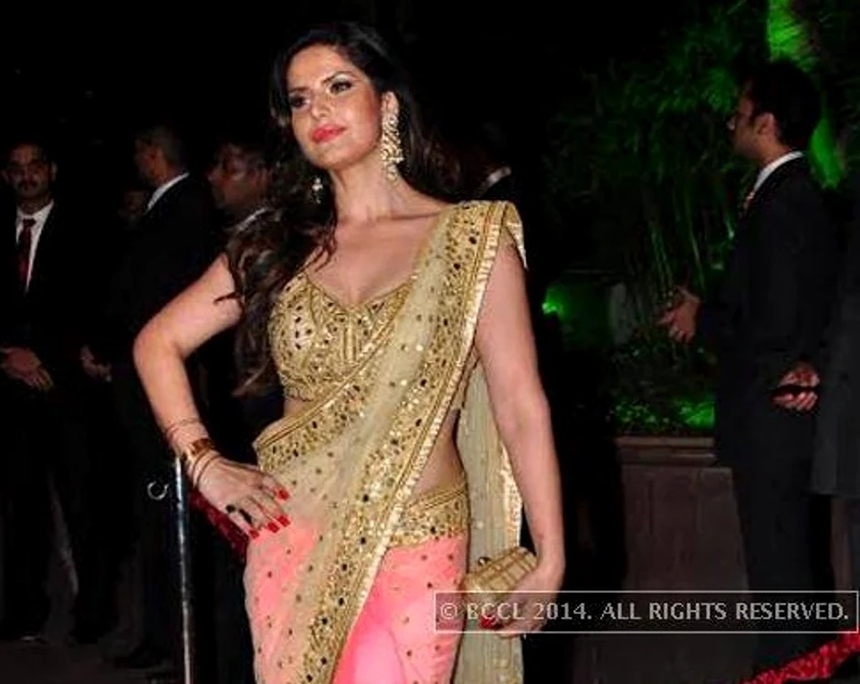 Zareen Khan a avut o ţinută foarte sexy, roz cu auriu
