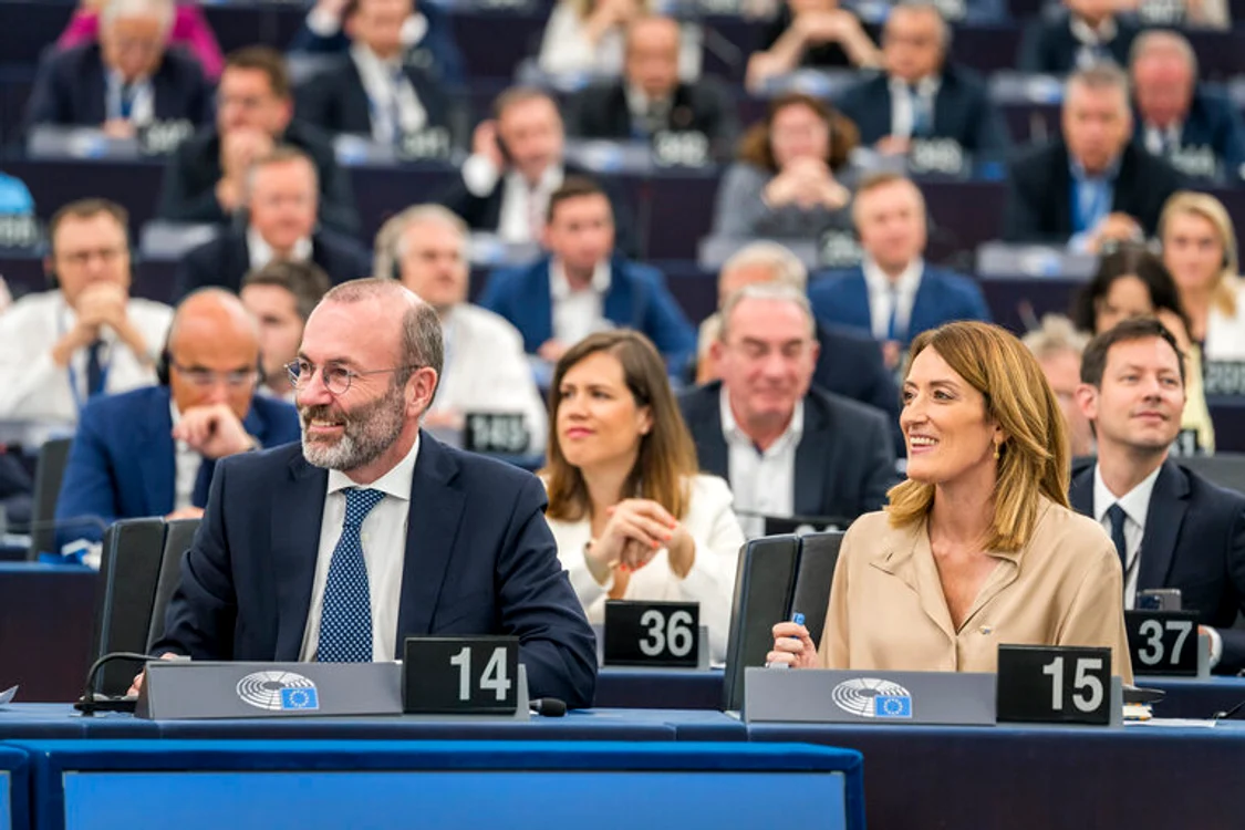 Liderul PPE, Manfred Weber și președinta PE, Roberta Metsola în legislativul european/FOTO:eu.com
