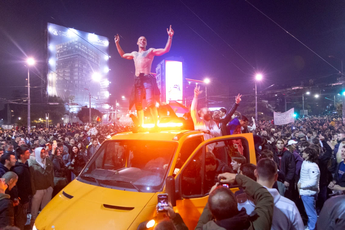Oamenii sărbătoresc după ce Aleksandar Vucic și-a recunoscut înfrângerea în alegerile parlamentare din Serbia