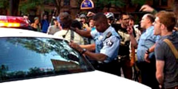 VIDEO <b>AP</b>: Poliţiştii din Minneapolis agresează un şofer, cazul ajunge la FBI