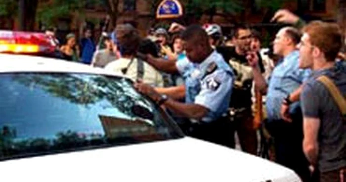 VIDEO <b>AP</b>: Poliţiştii din Minneapolis agresează un şofer, cazul ajunge la FBI