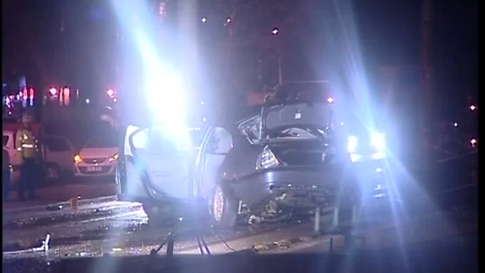 
    Maşina s-a făcut praf în urma impactului cu stâlpul(Foto: Romania TV)  