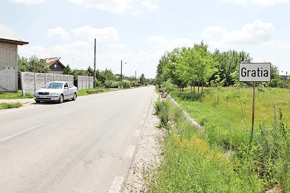 Comuna Gratia  e situată la 80 de km  de Bucureşti