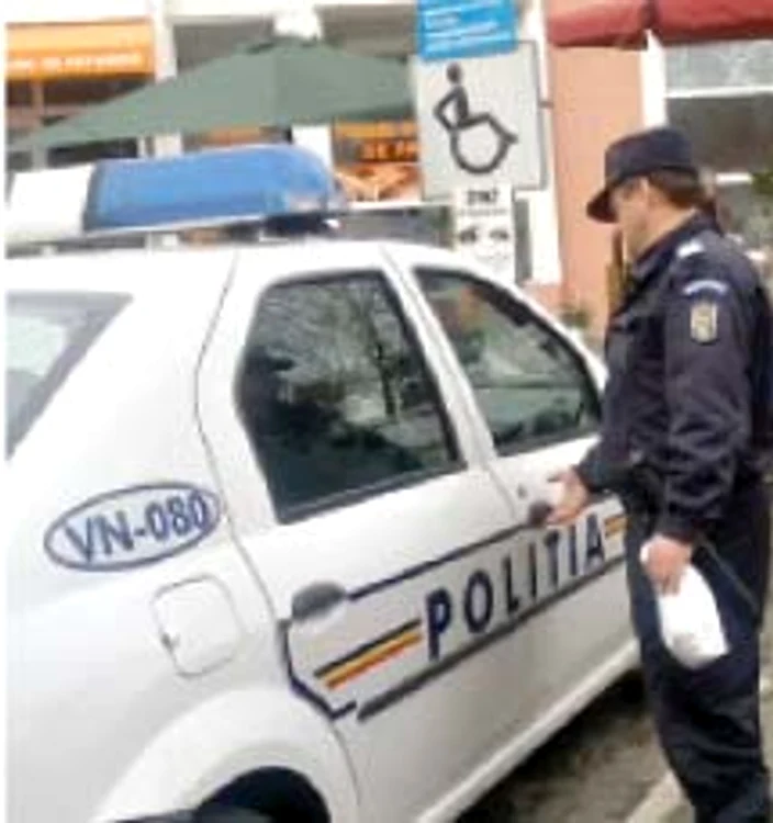 
    Oamenii legii au fost filmaţi  cu un telefon mobil chiar  de o persoană cu handicap  