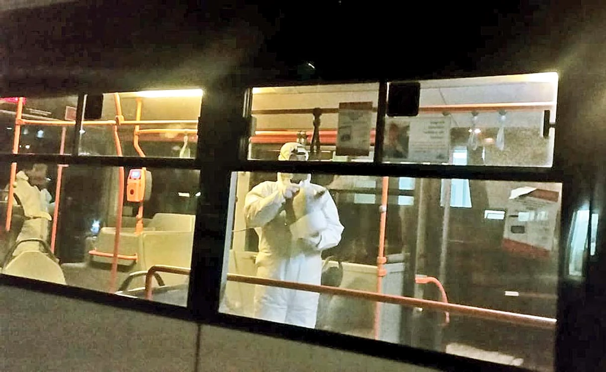 
    Autobuzele STB sunt dezinfectate pe  timpul nopţii, când se află la garaj  