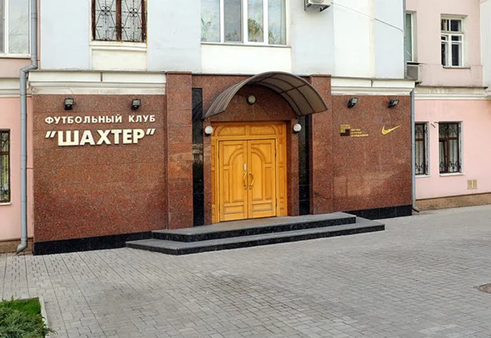 
    Fațada stadionului  arată jalnic după  atacul separatiștilor  