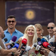 Elena Udrea face declarații de presă la eliberarea din Penitenciarul de Femei Târgșor, Prahova. FOTO Inquam Photos / Ovidiu Micsik