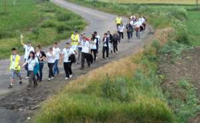 Tinerii voluntari au parcurs 30 de kilometri pe jos