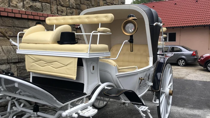 Aceasta este caleașca în care mirii se deplasează de la biserică la Casino