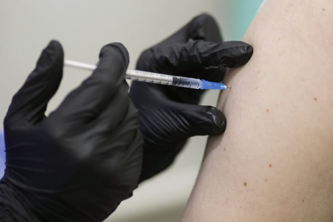 Un medic din Vâlcea a avut o reacţie secundară severă în urma administrării vaccinului anti-COVID