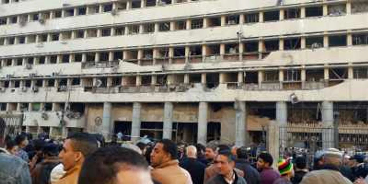 Sediul poliţiei municipale din Cairo, avariat în urma exploziei de vineri dimineaţă FOTO Reuters