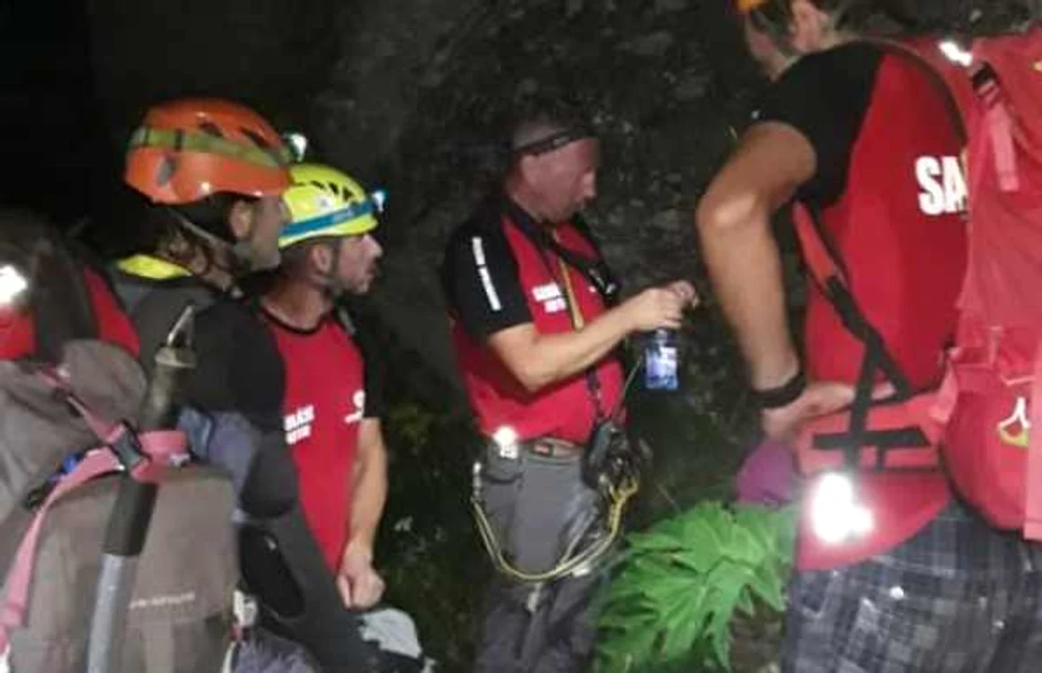 Salvamontiştii îl caută pe turistul rătăcit în munţii