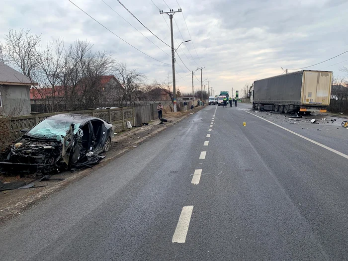 Mașina condusă de grec s-a făcut praf din coliziunea cu TIR-ul. SURSA IPJ Buzău
