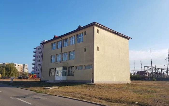 Şacoala construită în 2010 în care nu a învăţat nimeni FOTO Călin Gavrilaş