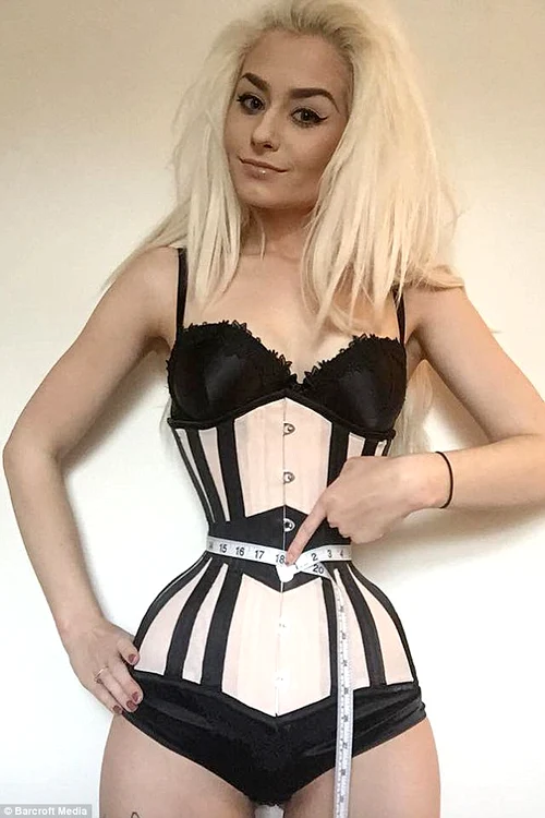 Romanie Smith (20 de ani) are în talie 45 cmfoto: Daily Mail