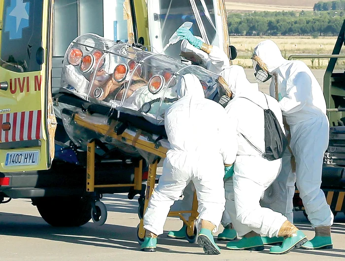 
    Miguel Pajares Martin (75 de ani) a fost  adus din Africa de Vest, unde 932 de oameni  au murit din cauza virusului ucigaş  