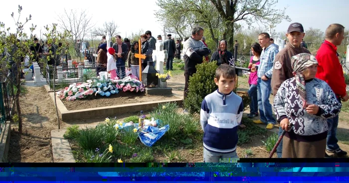 Cimitirele se umplu de Paştele Blajinilor FOTO Tradiţie Ialomiţa