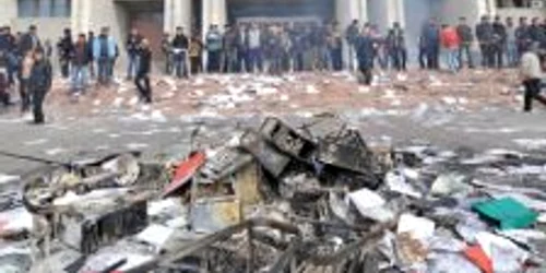 Kârgâzii au devastat clădirea Parlamentului, luând cu ei până şi caloriferele 