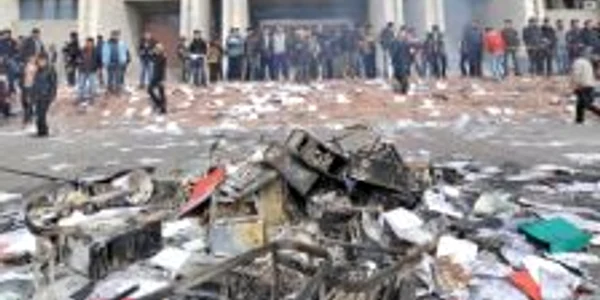 Kârgâzii au devastat clădirea Parlamentului, luând cu ei până şi caloriferele