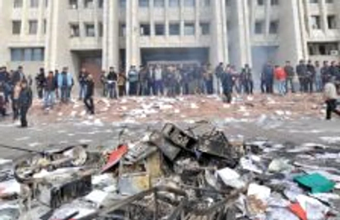 Kârgâzii au devastat clădirea Parlamentului, luând cu ei până şi caloriferele