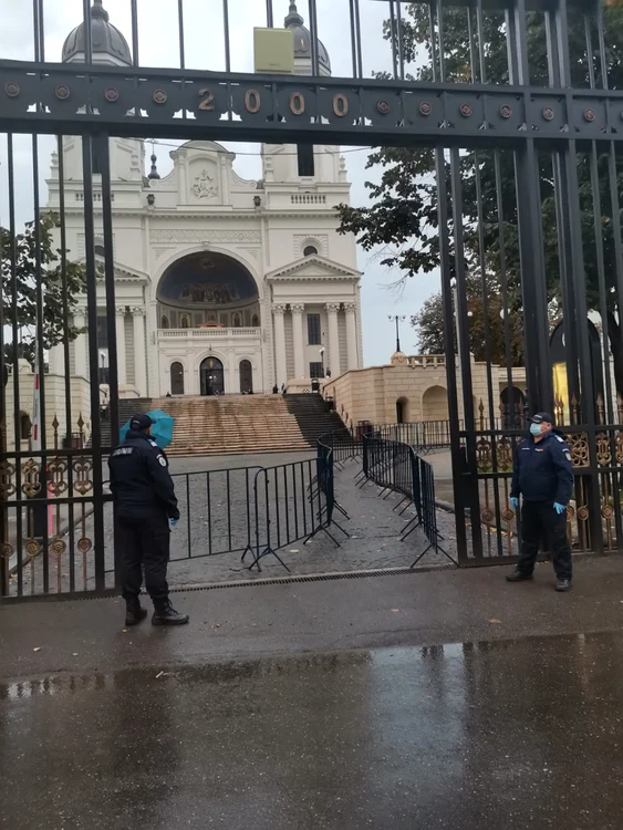 Racla va rămâne în Catedrala Mitropolitană, bine păzită de jandarmi Foto: adevarul.ro