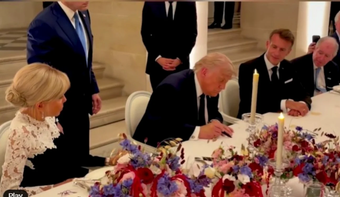 Donald Trump semnând acordul cu Iranul, la lumina lumânărilor de la Versailles. FOTO: captură video